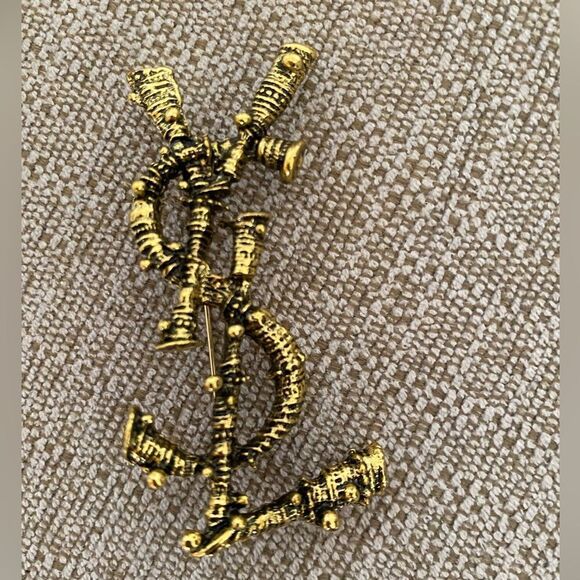 Classic Brooch - Picture 4 of 12